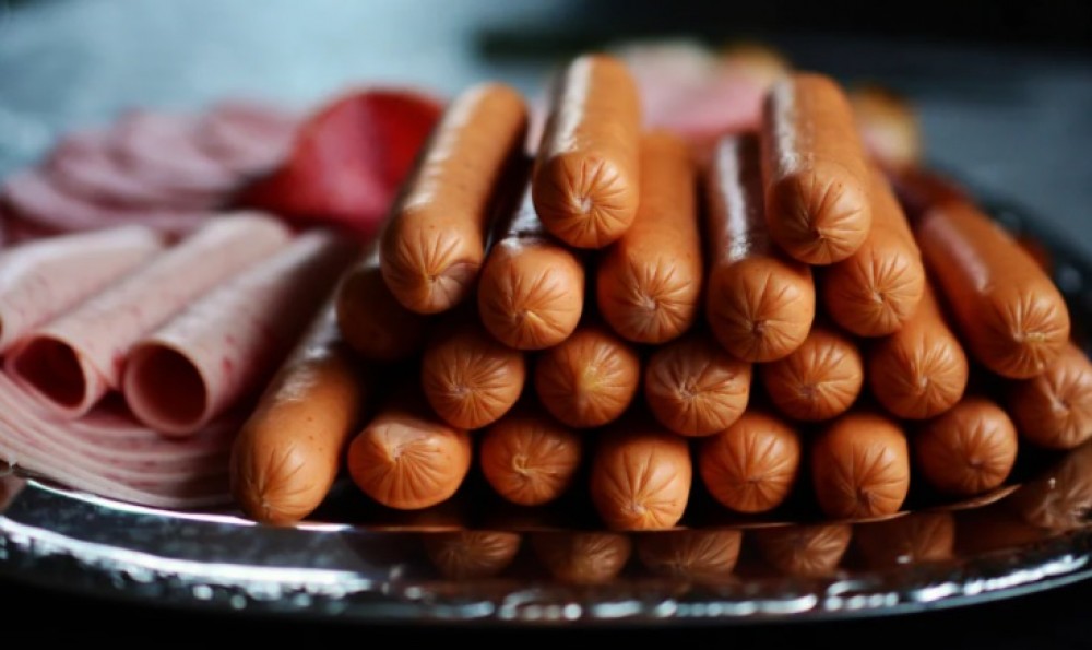 3 tipuri de alimente care produc sau „hrănesc” cancerul. Nu le mai consuma